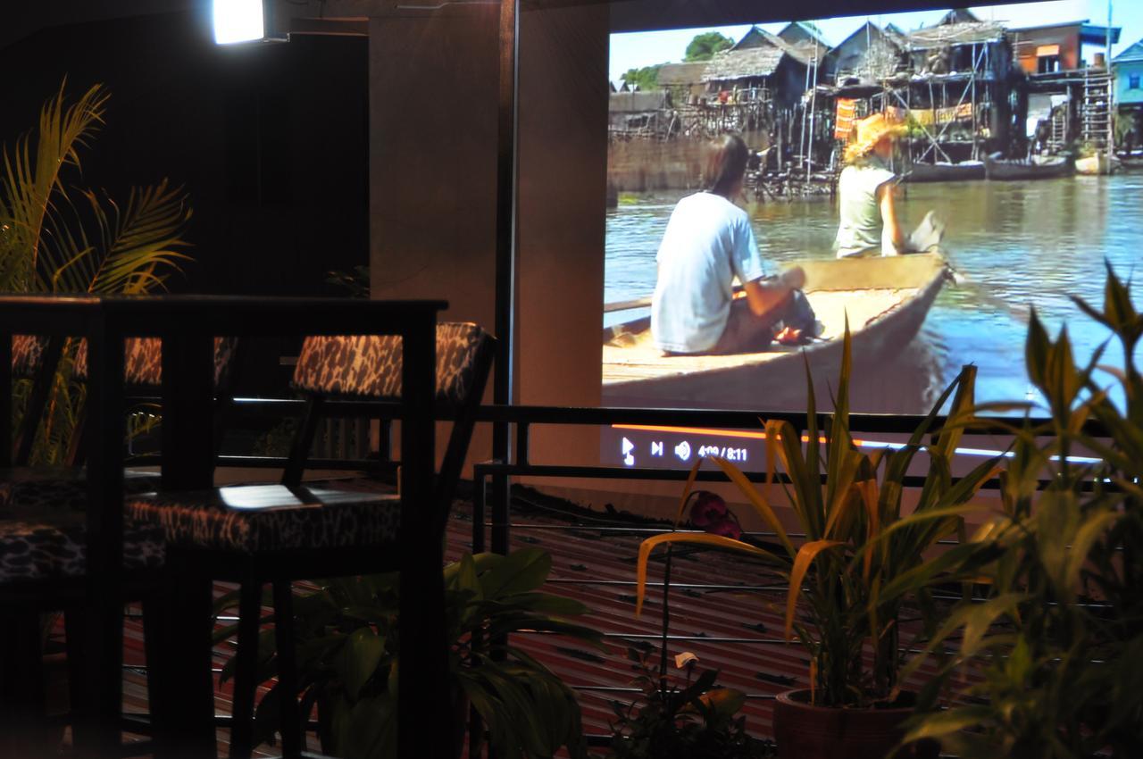 Feliz Hostel Cafe & Bar Phnom Penh Bagian luar foto