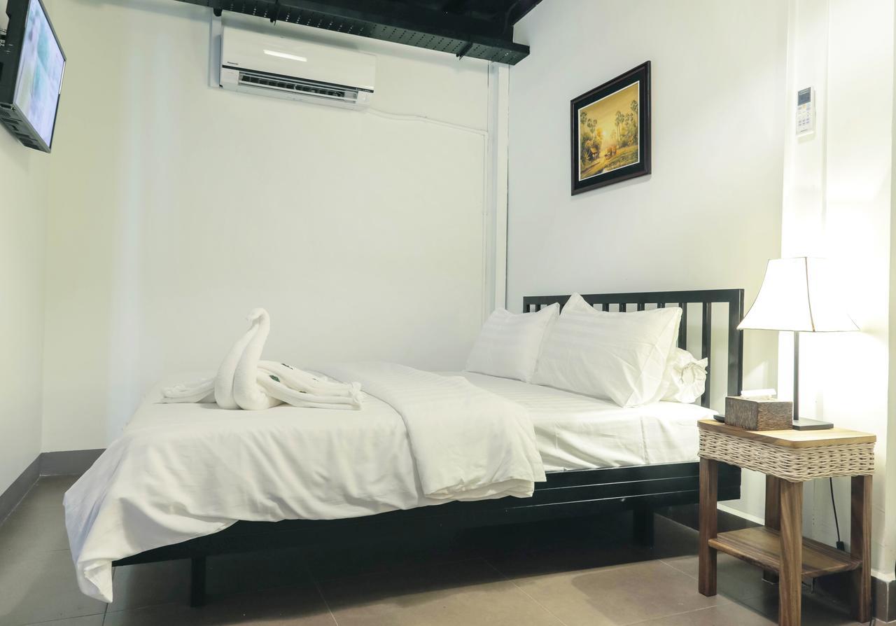 Feliz Hostel Cafe & Bar Phnom Penh Bagian luar foto